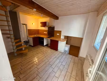 t2 duplex avec cour privée – location pont-de-vaux centre