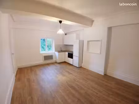 location t2 trévoux 39m2 avec place de parking extérieur