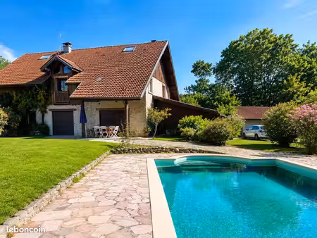 maison de caractère dans un environnement calme et verdoyant