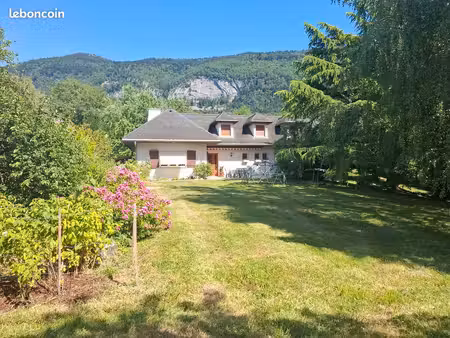 maison familiale atypique de 201 m² – terrain paysagé de 2 480 m²