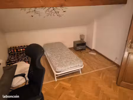 hébergement contre service : chambre dans grande maison à proximité de genève (côté france