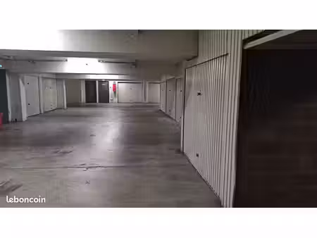garage à louer centre le havre  très propre aucune humidité  lumière et prise électrique
