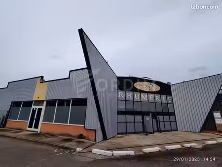 local 260 m² moneteau