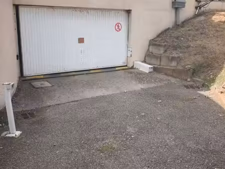place de parking sécurisé