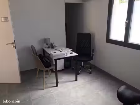 bureau professionnel lumineux 15 m² à louer – vagnas / barjac / vallon-pont-d’arc – 420 cc