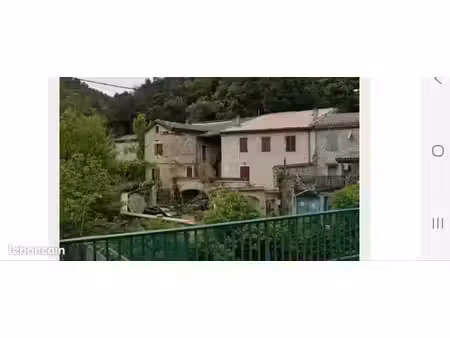 lot de trois maisons en pierre