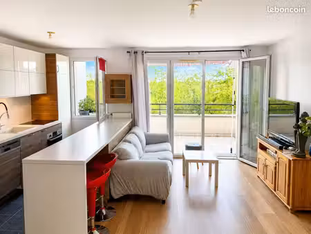 t3 63 50 m² avec balcon  vue arborée et box fermé