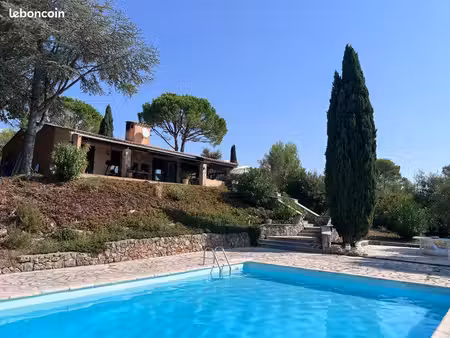 maison avec piscine dans domaine privé