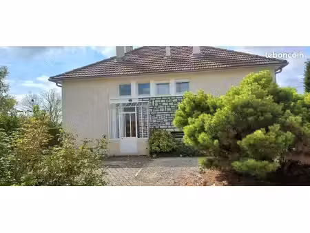 maison individuelle au calme   proche du village  commerces et écoles