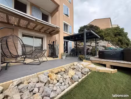comme une maison – t4 84 m² – terrasse 70 m² – garage + parking