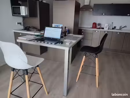 loue grand t2 meublé à l’année de 43m² avec un balcon de 9m² boulevard louis campi dans ré