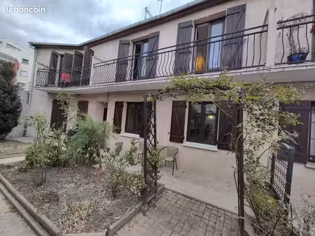 charmant duplex ( s'apparente à une maison de ville)