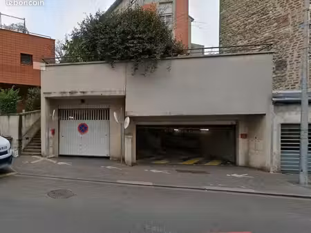 box/garage fermé plein centre lilas