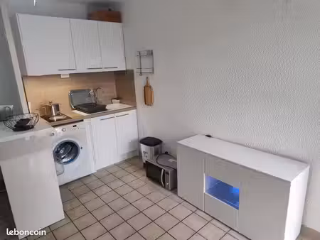 studio meublé rénové 26m2  avec balcon 5m2