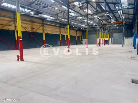 local logistique 1 600 m²