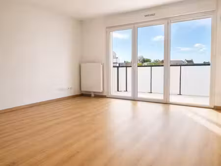 t2 avec balcon et parking à armentieres