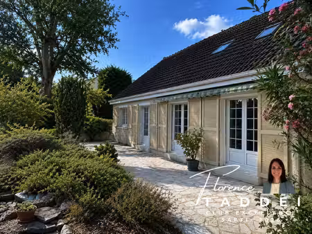 une maison familiale nichée dans un écrin de verdure en plein cœur de limours.