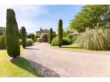 maison de caractère au coeur d'un parc arboré avec piscine