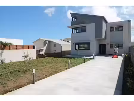 location villa 6 pièces 180 m² à saint gilles les bains (97434)  3 170 €