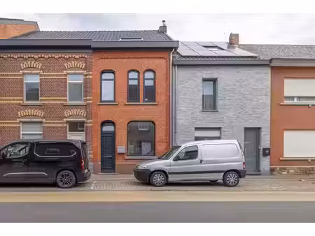 vernieuwde rijwoning met drie slaapkamers en mooie tuin