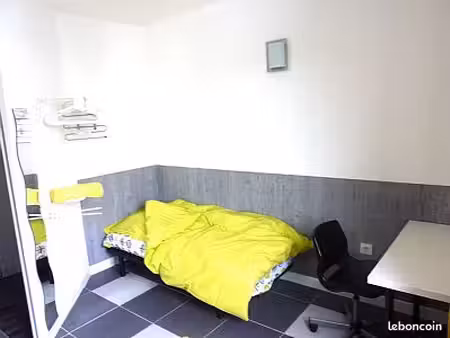 chambre meublée 9 m2 saint denis (avec un coin cuisine)