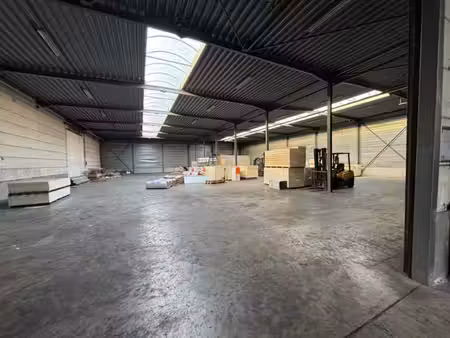 merksem: magazijn met 4 laadkades en 3 sectionaalpoorten
