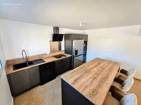 t4 meublé 85 m² – 3 chambres climatisées – terrasse – 2 parkings – moudong
