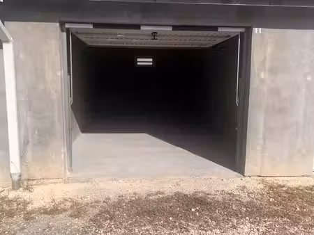loue garage 18m² dans propriété sécurisée