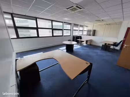 bureaux climatisés à louer à 50m de paris (306 m2  meublés si besoin  places de parking)