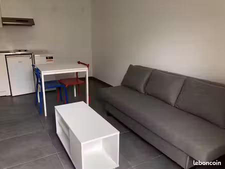 joli studio meublé de 20m2 à louer à epone-elisabethville