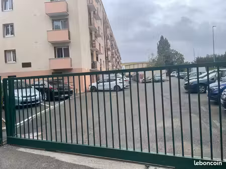 box 14 m carré avec prise électrique