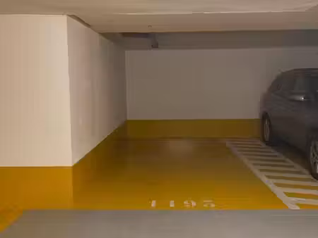 grande place de parking 15 m²