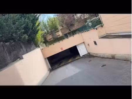 location parking reuil malmaison