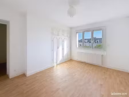 maison lumineuse avec terrasse et terrain
