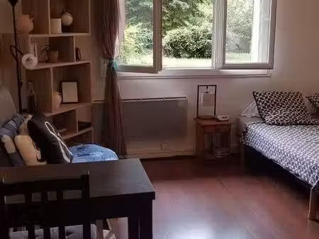 loue joli studio meublé  au calme centre ville