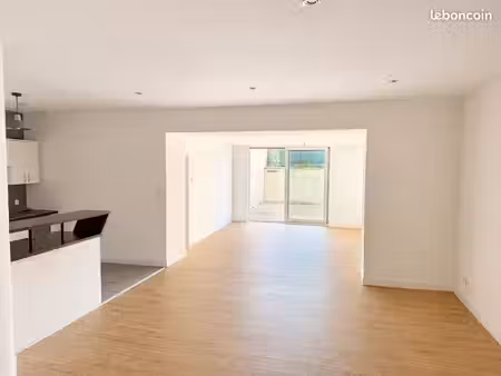 superbe f3 rénové avec grande terrasse