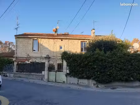 p2 avec jardin dans maison de maitre nîmes
