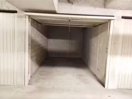 garage box fermé immeuble sécurisé