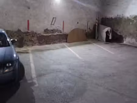 place pour voiture dans garage ferme