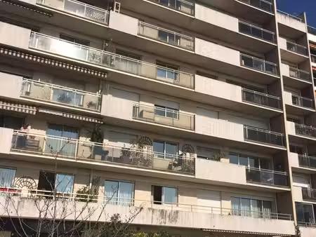 2 pièces à courbevoie  immeuble calme et vue dégagée
