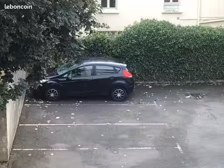 place parking extérieure dans residence