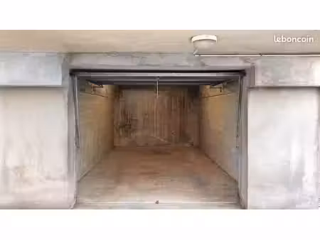 box fermé avec électricité – environ 14 m² – versailles notre-dame