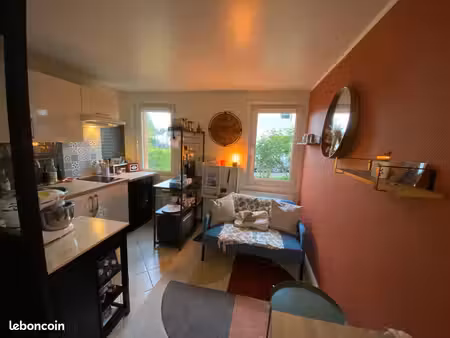 à louer – charmant 2 pièces de 30 m² à buc avec piscine et box fermé non meublé