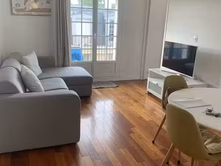 t2 avec balcon et parking fermé