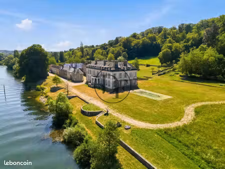 chateau 25 pièces 1200 m²