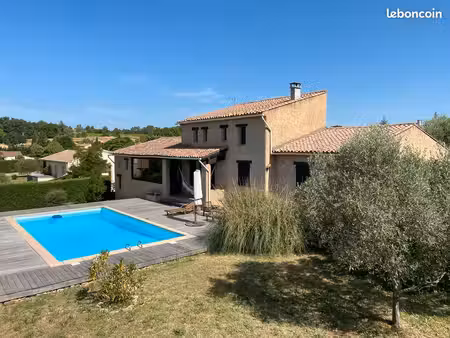 belle villa avec vue et piscine