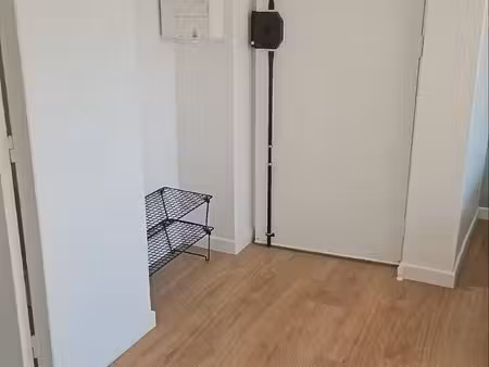charmant studio neuf meublé mansardé – 17 m² habitable / 26 m² au sol – parking – saint-fa