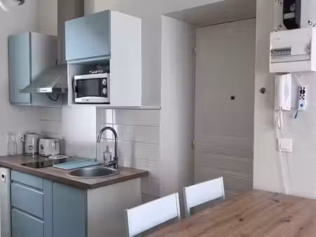 studio 19 m² rénové + balcon – meublé et tout équipé – 620 cc