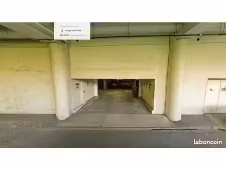 parking sécurisé  3 mins à pied du rer a