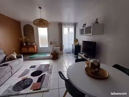 maison avec 1 chambre et jardin